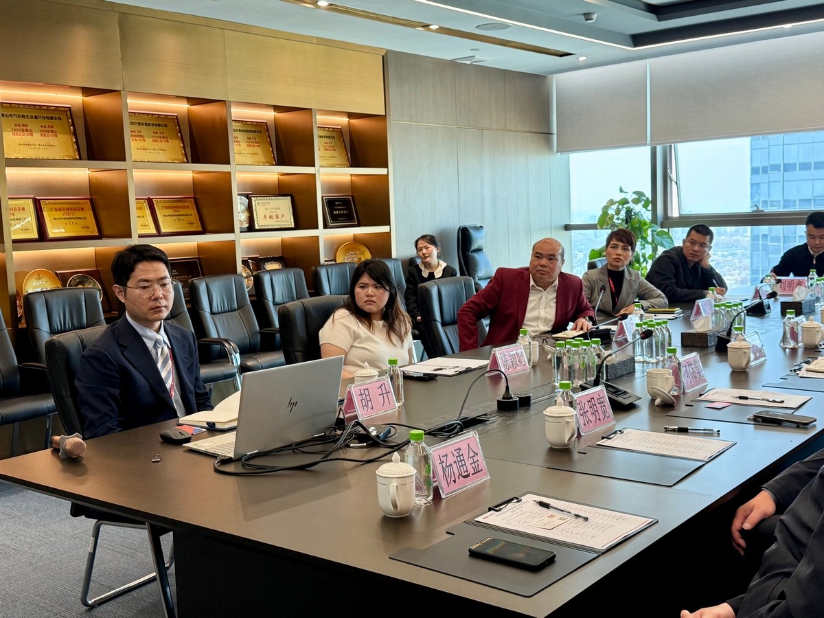 黔东南州人大常委会副主任、岑巩县委书记陈正锋率党政考察团莅临尊龙凯时集团考察交流