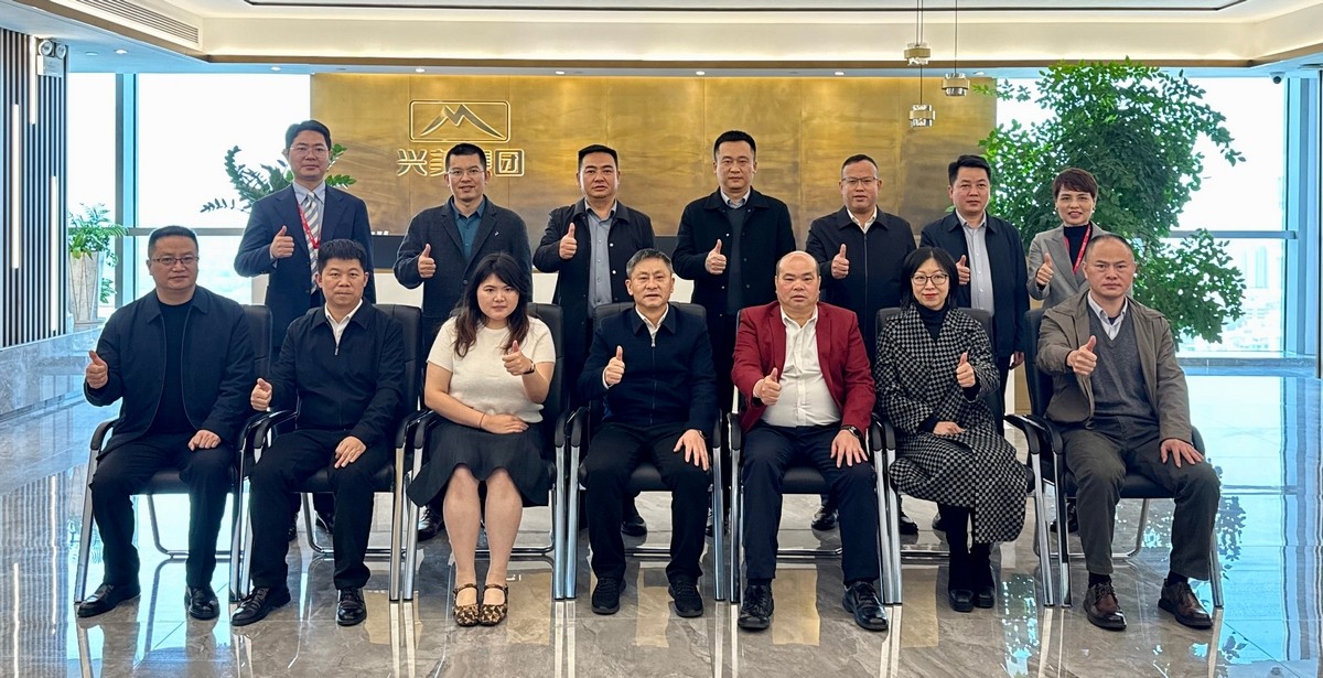 黔东南州人大常委会副主任、岑巩县委书记陈正锋率党政考察团莅临尊龙凯时集团考察交流