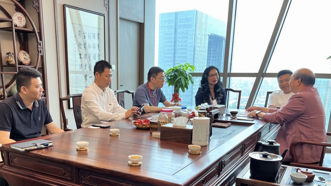 湛江市奋勇高新区副主任李虹飞一行领导莅临尊龙凯时集团指导